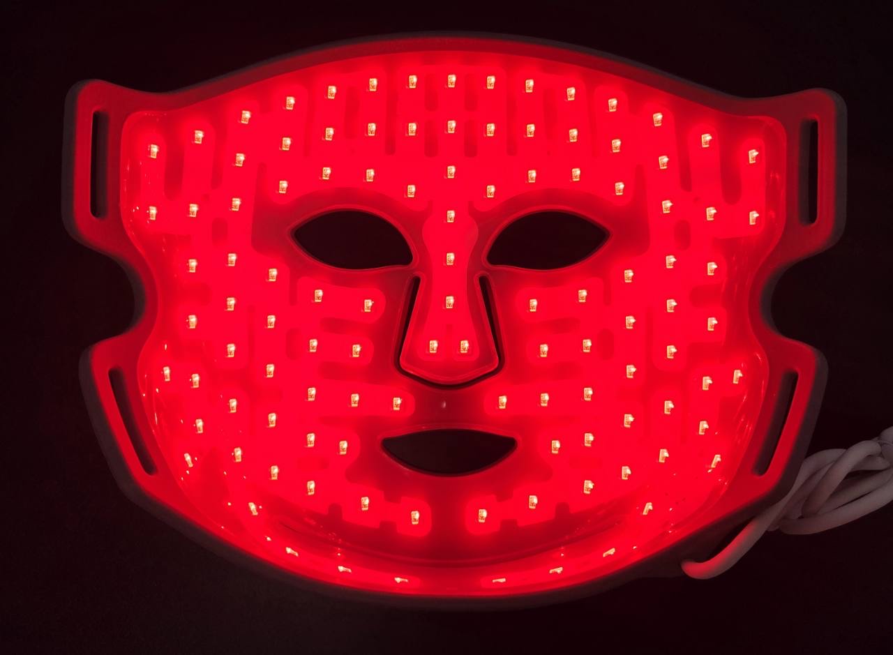 赤く見える状態で点灯したCurrentBody LEDマルチライトマスク