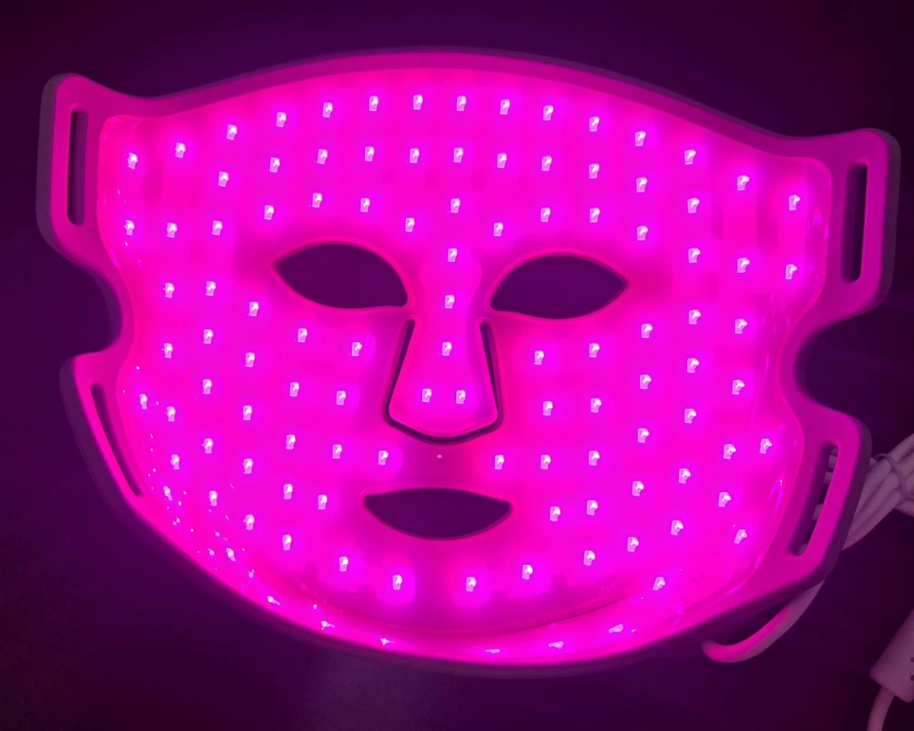 赤紫からピンクに見える状態で点灯したCurrentBody LEDマルチライトマスク