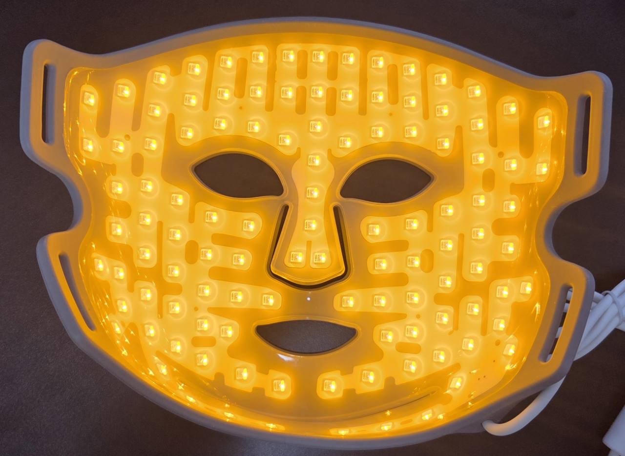 黄から橙に見える状態で点灯したCurrentBody LEDマルチライトマスク
