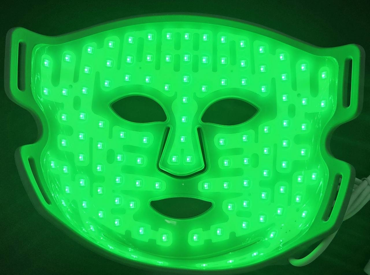 緑に見える状態で点灯したCurrentBody LEDマルチライトマスク