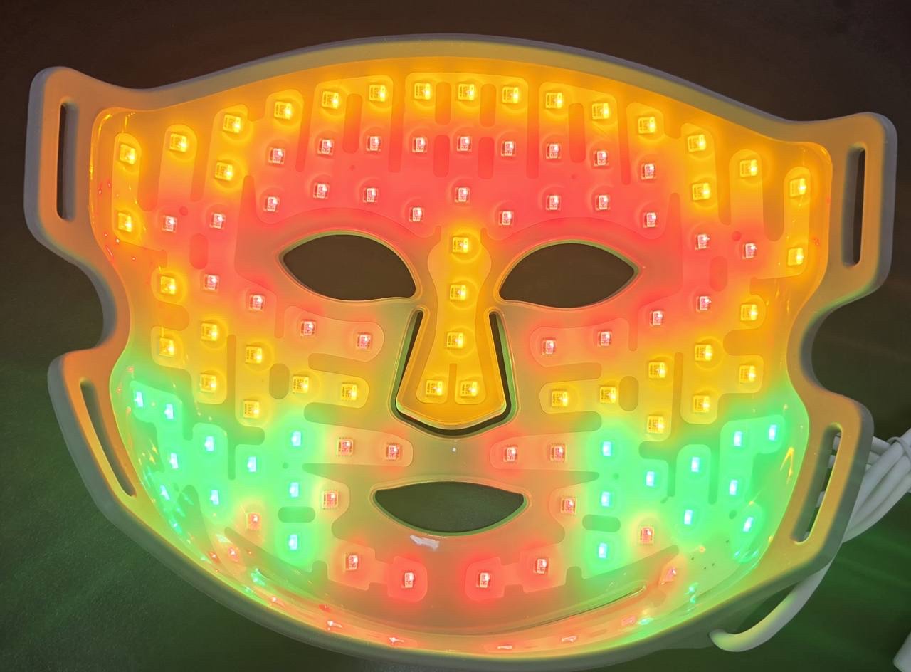 複数の色が見える状態で点灯したCurrentBody LEDマルチライトマスク