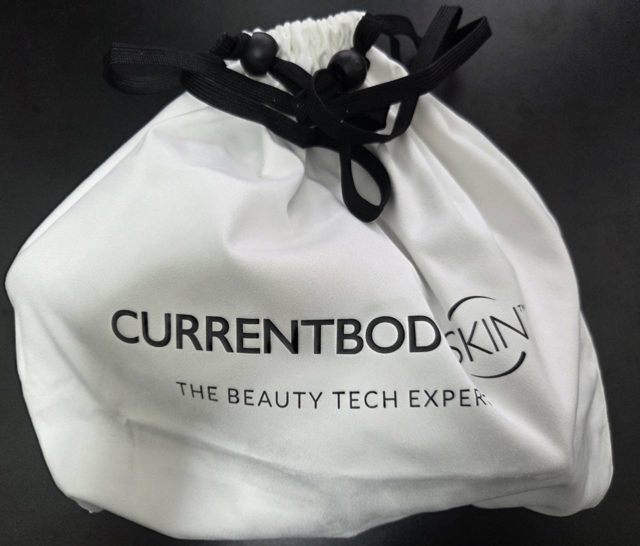 紐を締めたCurrentBody LEDマルチライトマスクの収納バッグ