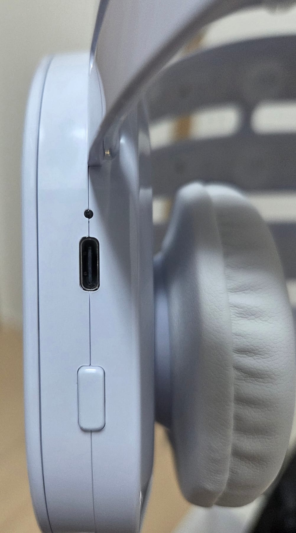 LED頭皮デバイス側面のUSB-C充電端子